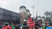 Pengemudi ojek online yang tergabung dalam Gabungan Aksi Roda Dua (Garda) Indonesia menggelar aksi unjuk rasa di depan Gedung DPR/MPR, Jakarta Pusat. (Liputan6.com/Ady Anugrahadi)