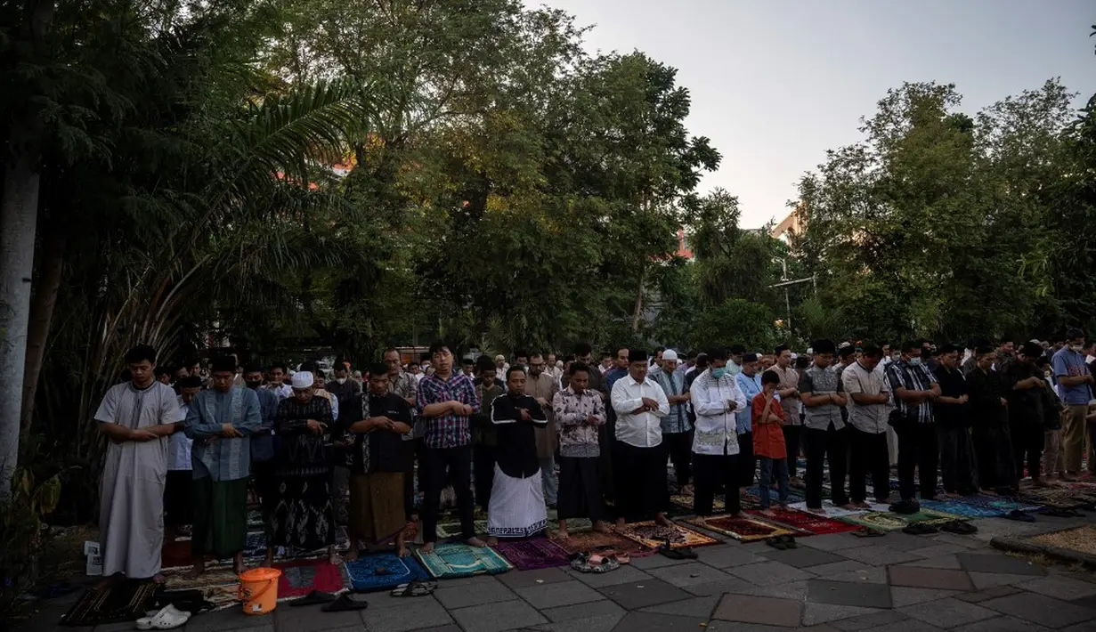 <p>Pimpinan Daerah Muhammadiyah (PDM) Kota Surabaya merilis lokasi pelaksanaan sholat Idul Adha 1444 H. (JUNI KRISWANTO/AFP)</p>