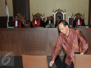 Suryadharma Ali (SDA) saat menjalani sidang vonis di Pengadilan Tipikor, Jakarta, senin (11/1/2016). SDA divonis 6 tahun penjara dan denda Rp.300 juta subsider 3 bulan kurungan dan membayar uang pengganti sebesar Rp.1,8 M. (Liputan6.com/Helmi Afandi)