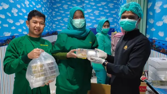 CRG Salurkan Donasi Konsumsi untuk Para Tenaga Medis