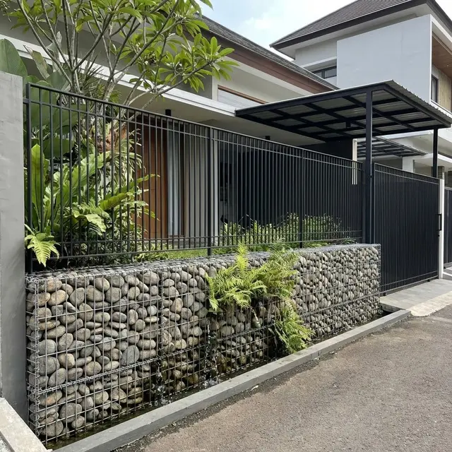 Model Pagar Rumah dengan Kombinasi Tembok Rendah dan Besi Tipis