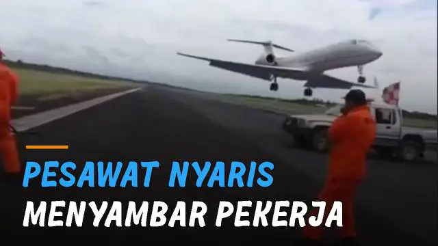 Sebuah pesawat nyaris menyambar petugas yang sedang menambal aspal di tengah landasan pacu.