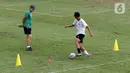 Pelatih Timnas U-19 Indonesia, Shin Tae-yong (kiri) saat memimpin latihan di Lapangan A Gelora Bung Karno, Jakarta, Selasa (30/8/2022). Shin Tae-yong alan menyeleksi 36 pemain yang akan dikerucutkan menjadi 23-26 pemain. (Liputan6.com/Helmi Fithriansyah)