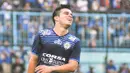 Ekspresi striker seleksi Arema asal Australia, Gustavo Giron, setelah gagal memanfaatkan peluang di depan gawang Persija dalam laga uji coba di Stadion Kanjuruhan, Malang, Sabtu, (16/4/2016). (Bola.com/Iwan Setiawan)