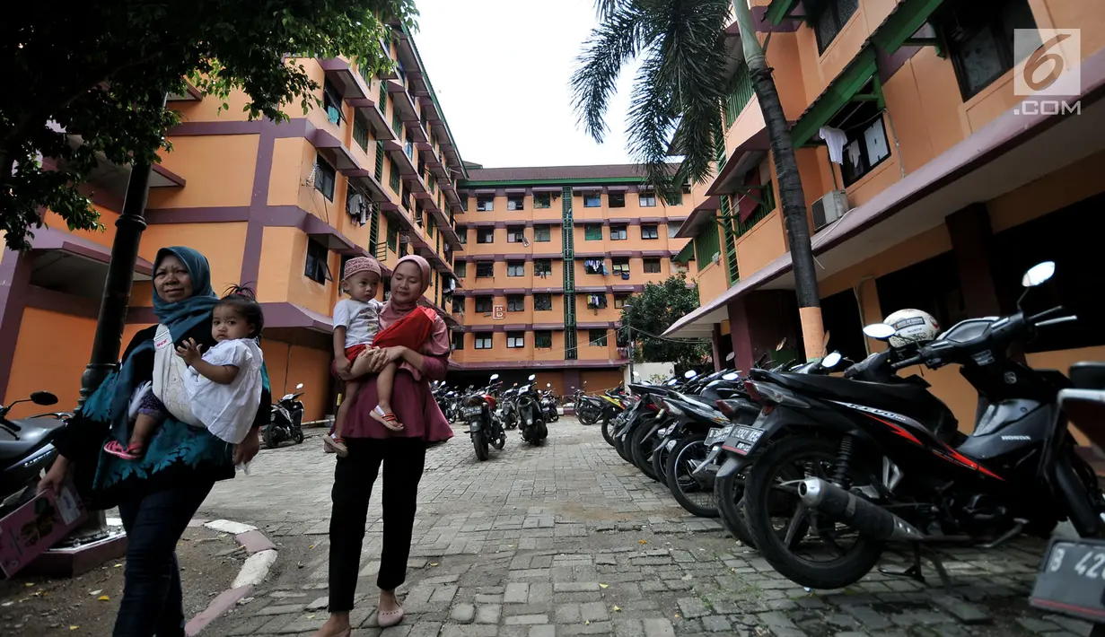 Aktivitas penghuni di Rumah Susun Sewa (Rusunawa) Cipinang Muara, Jakarta, Selasa (19/3). Dinas Perumahan Rakyat dan Permukiman DKI Jakarta batal menaikkan tarif rusunawa yang dikelola oleh Pemprov DKI. (merdeka.com/Iqbal S Nugroho)