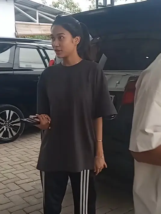 Meski outfitnya terlihat sederhana, namun Azizah mengenakan sandal Hermes model Chypre berwarna hitam dengan harga yang cukup fantastis, mencapai 780 USD atau sekitar Rp12 jutaan menurut situs resmi Hermes Amerika. [@roes9381]