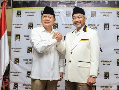 Bakal cagub dan cawagub Jawa Barat, Mayjen (Purn) Sudrajat dan Ahmad Syaikhu di kantor DPP PKS, Jakarta, Rabu (27/12). Partai Gerindra, PKS dan PAN sepakat mengusung Sudrajat dan Ahmad Syaikhu di Pilgub Jawa Barat. (Liputan6.com/Faizal Fanani)