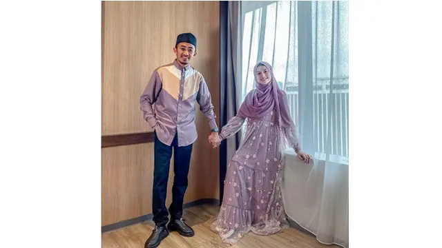 6 Potret Ustaz Syam Elmarusy dan Istri Pakai Baju Senada, Serasi Banget