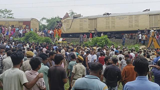 Warga menyaksikan tim penyelamat bekerja setelah kecelakaan kereta, tabrakan antara kereta kargo dan Kanchanjunga Express (kereta penumpang), dekat stasiun New Jalpaiguri, Benggala Barat, India, Senin, 17 Juni 2024. (AP Photo/Diptendu Dutta)