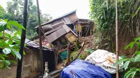 Korban bernama Kusmiati, warga RT01/13,Kelurahan Kedung Badak, Kecamatan Tanah Sareal, meninggal seketika setelah material tanah, batu, dan kayu menimpanya. Saat kejadian, korban sedang terlelap tidur di dalam kamar tepat bibir tebing yang longsor.