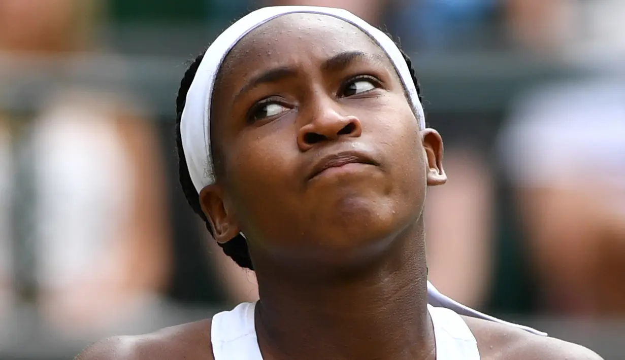 Reaksi petenis AS, Cori Gauff saat kehilangan satu poin atas petenis Romania, Simona Halep pada babak keempat Wimbledon 2019 di All England Lawn Tennis Club, Senin (8/7/2019). Petenis berusia 15 tahun itu ditundukkan Halep, yang unggulan ke-7 turnamen, dengan skor 3-6, 3-6. (GLYN KIRK/AFP)