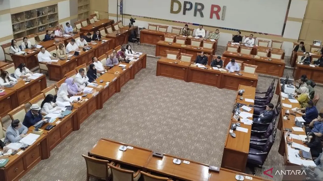 Rapat Komisi III DPR dengan Keluarga ABK Fandi Ramadhan