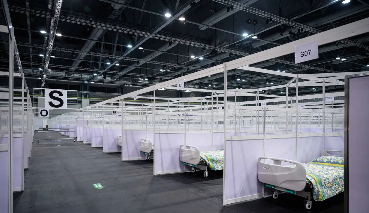 Deretan tempat tidur di kamar-kamar berpartisi terlihat di fasilitas perawatan kesehatan masyarakat di AsiaWorld-Expo di Hong Kong, Selasa (24/11/2020). Otoritas Hong Kong membuka kembali rumah sakit darurat khusus corona tersebut menyusul lonjakan kasus COVID-19 belakangan ini (Anthony WALLACE/AFP)