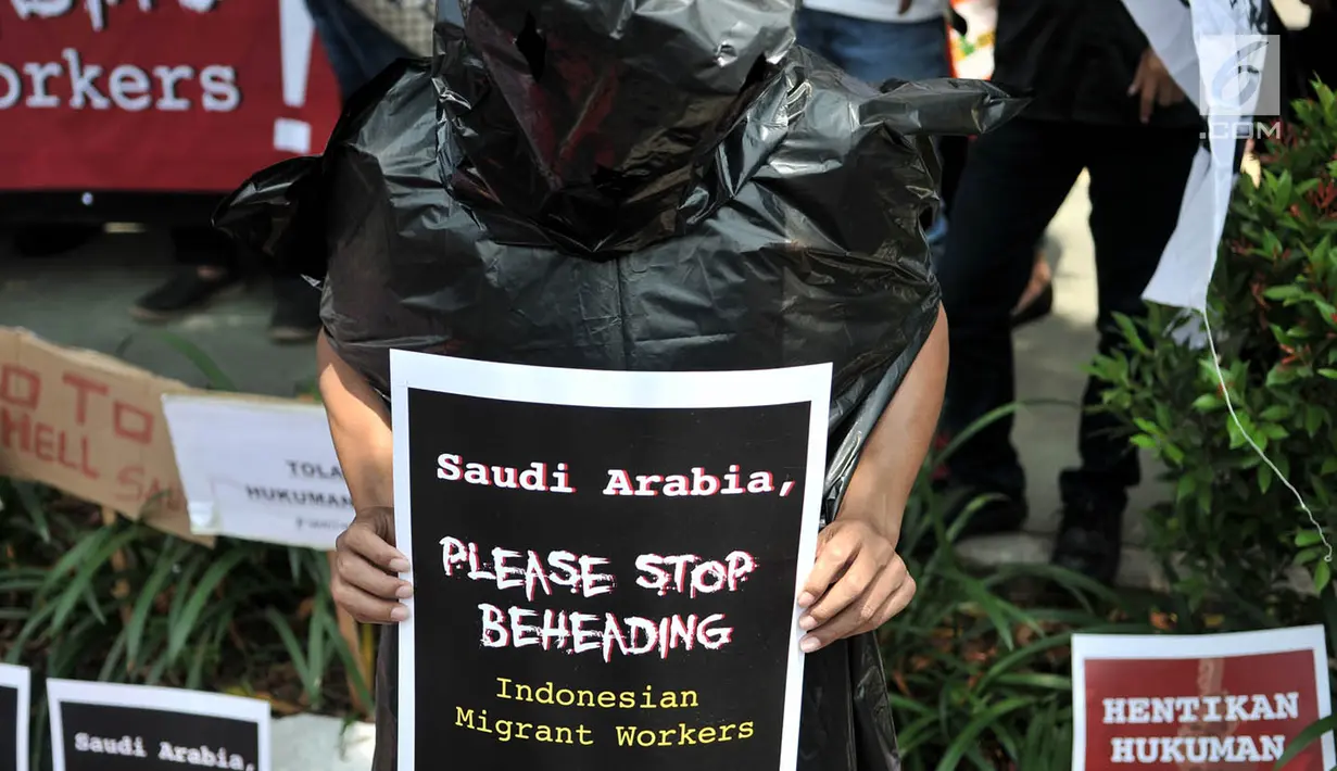 Pengunjuk rasa menggelar aksi solidaritas di depan Kedutaan Besar Arab Saudi Arab Saudi, Jakarta, Selasa (20/3). Sejumlah organisasi masyarakat dan LSM membentangkan spanduk bertulisan 'Saudi Arabia Please Stop Beheading'. (Merdeka.com/Iqbal S. Nugroho)