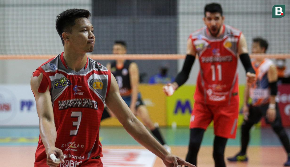 Saat ini, Surabaya Bhayangkara Samator memuncaki klasemen final four Proliga 2022. Persis di bawahnya adalah Bogor Lavani yang baru menyelesaikan dua pertandingan dari tiga kuota yang disediakan. (Bola.com/Bagaskara Lazuardi)