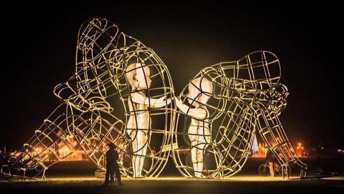 Patung Cinta karya Alexander Milov. (Foto: @alexandermilov/Instagram).