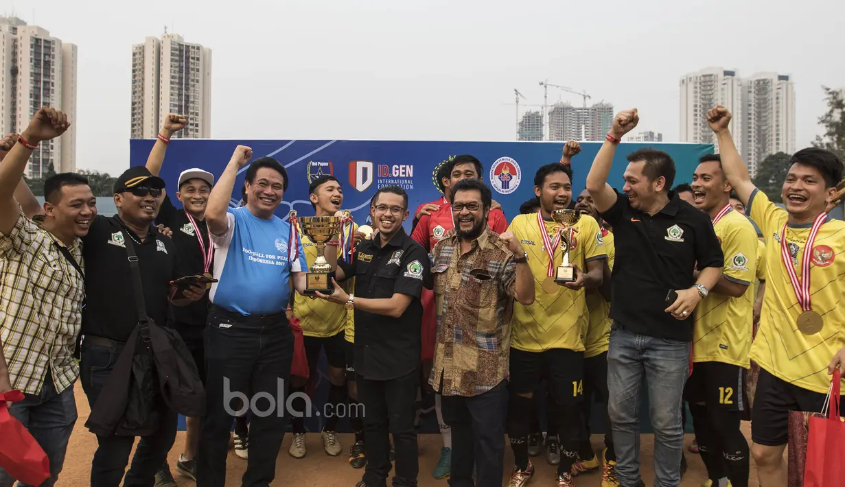 Turnamen Football For Peace ditutup dengan perayaan dari para pemain dan official Brigade Beringin. (Bola.com/Vitalis Yogi Trisna)