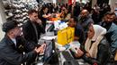 Pemburu diskon antre untuk membayar selama Boxing Day di department store Selfridges, London, Kamis (26/12/2019). Boxing Day merupakan tradisi hari belanja terbesar tahunan yang diperingati setiap 26 Desember atau sehari setelah Natal dan menjadi hari libur nasional di Inggris. (Niklas HALLE'N/AFP)