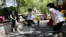 Anak-anak dengan mengenakan masker bermain di taman umum Kugulu, di Ankara, Rabu (13/5/2020). Turki mengizinkan anak-anak berusia 14 tahun ke bawah untuk meninggalkan rumah pertama kalinya dalam 40 hari sebagai bagian dari rencana normalisasi COVID-19 di negara tersebut. (AP/Burhan Ozbilici)
