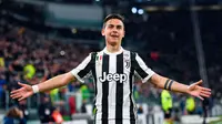 Striker Juventus Paulo Dybala melakukan selebrasi usai mencetak gol ke gawang AC Milan saat pertandingan Serie A Italia di Stadion Allianz di Turin (31/3). Pada pertandingan ini Juventus menang 3-1 atas AC Milan. (Alessandro Di Marco/ANSA via AP)