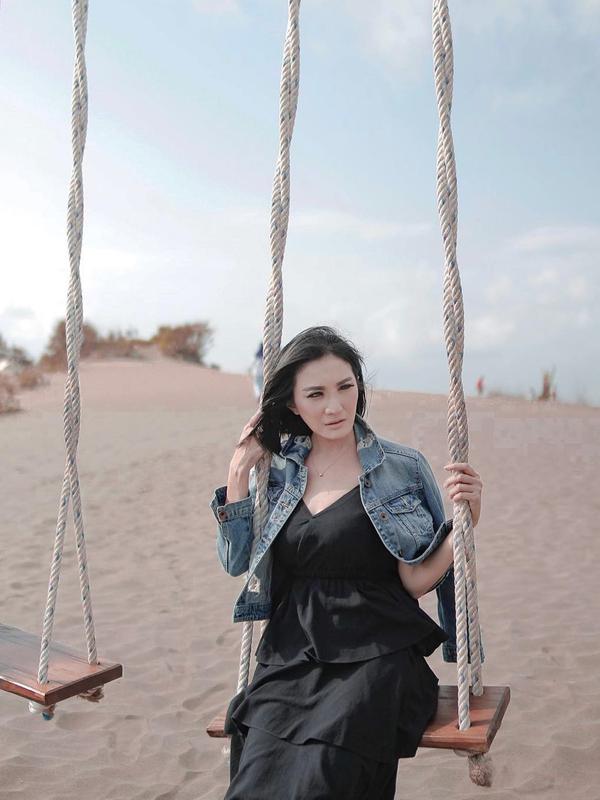 Tidak hanya Lembang, wisata gumuk pasir Parangkusumo di Yogyakarta. Dengan baju hitam dan kemeja jeans yang dikenakannya, membuat pemeran Bonita di sinetron Putri Duyung tampak memesona. (Liputan6.com/IG/@kikiamaliaworld)