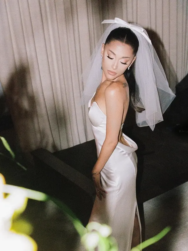 Akhirnya Dipublikasikan, Ini 6 Momen Pernikahan Ariana Grande dan Dalton Gomez