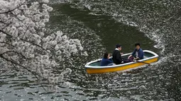 Pengunjung mendayung perahu melihat keindahan bunga sakura yang mekar sempurna di Chidorigafuchi selama musim semi di Tokyo, Jepang, (4/4). Bunga Sakura merupakan satu keunggulan negara Jepang. (REUTERS/Issei Kato)