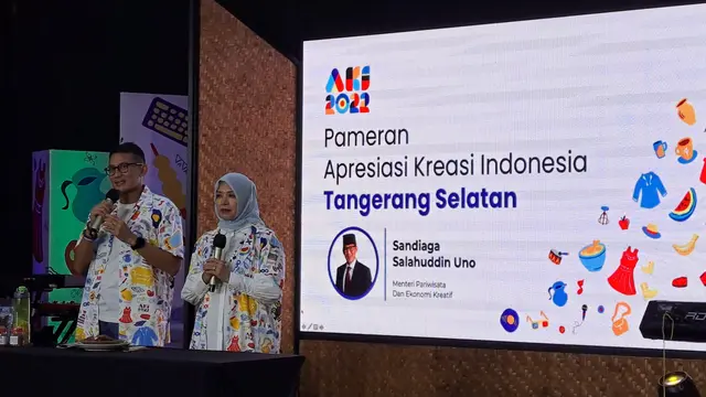 Menparekraf Sandiaga Uno memantau dan memandu langsung talkshow di area pameran Apresiasi Kreasi Indonesia (AKI).