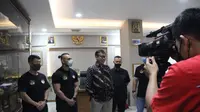 Deputi 3 kemenpora, Raden Isnanta (tengah) bersama atlet dari Perbafi yang akan tampil di kejuaraan dunia binaraga fisik (istimewa)