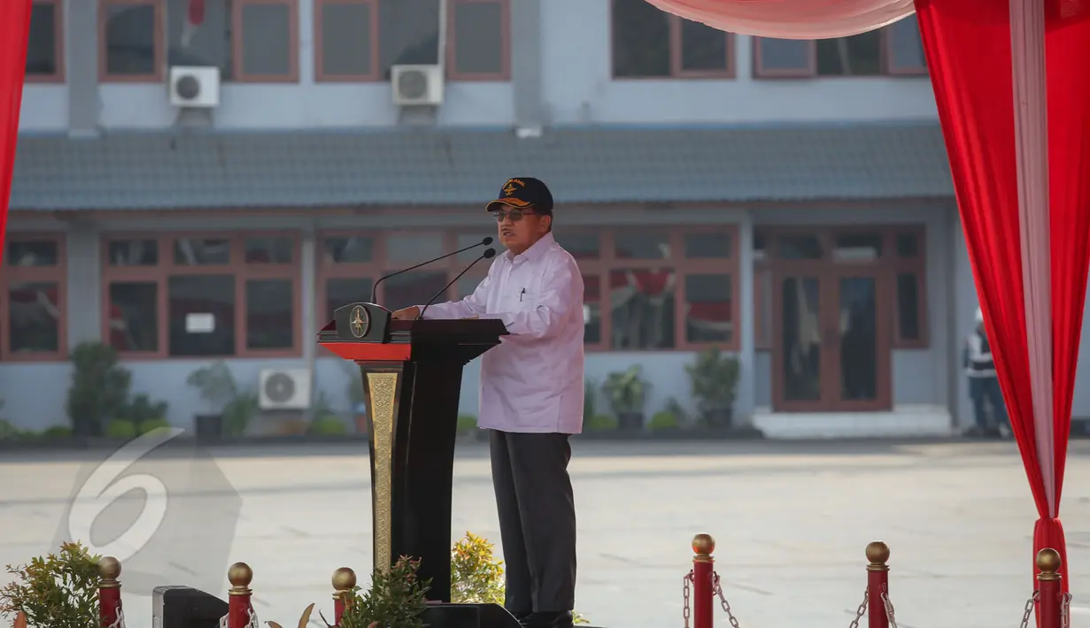 Wapres Jusuf Kalla memberikan pengarahan dalam pelepasan Ekspedisi Nusantara Jaya 2015 di Jakarta, Senin (1/6/2015). Ekpedisi tersebut mendorong terwujudnya tol laut yang diharapkan dapat memperkuat konektivitas antara pulau. (Liputan6.com/Faizal Fanani )