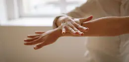 Ketegangan otot, napas yang terasa pendek, hingga sulit merasa rileks bisa menjadi alasan untuk mulai memperhatikan sinyal tubuh saat menghadapi tekanan sehari-hari. (Foto/Dok: Pexels)