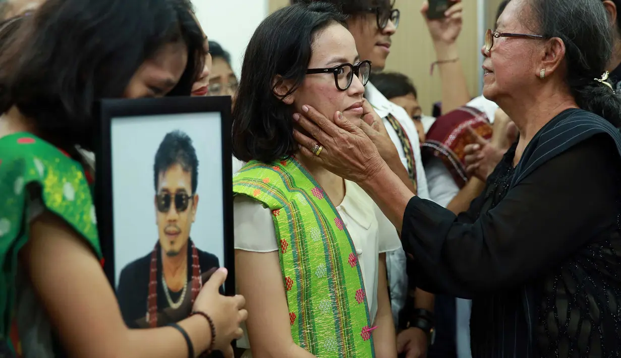 Sebelum diberangkatkan ke Tempat Pemakaman Umum Tanah Kusir, untuk dimakamkan, jenazah terlebih dulu melalui serangkaian upacara adat Batak sesuai daerah kelahirannya 65 tahun silam. (Deki Prayoga/Bintang.com)