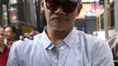 Aktor Tio Pakusadewo bersiap menjalani sidang lanjutan kasus penyalahgunaan narkoba di PN Jakarta Selatan, Kamis (19/7). Penundaan sidang putusan ini karena salah seorang anggota majelis hakim tidak hadir dan sedang sakit. (Liputan6.com/Immanuel Antonius)