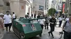 Di Hong Kong, dengan menggunakan replika tank militer, seorang aktivis melakukan aksi memperingati 25 tahun tragedi berdarah Tiananmen, Tiongkok, (4/6/2014). (AFP PHOTO/ALEX OGLE)