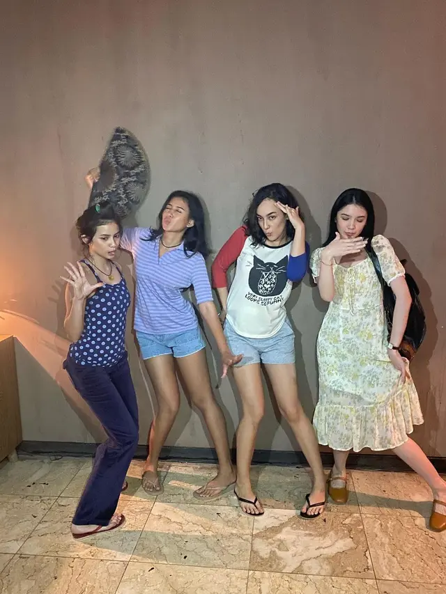 6 Potret Shenina Cinnamon di Balik Layar Proses Syuting 'Do You See What I See'