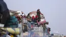 Warga melarikan diri menuju perbatasan Turki di Provinsi Idlib, Suriah, Rabu (29/1/2020). Kemajuan serangan pasukan pemerintah Suriah yang didukung Rusia atas Idlib memaksa ratusan ribu warga mengungsi ke tempat lebih aman. (AP Photo/Ghaith Alsayed)