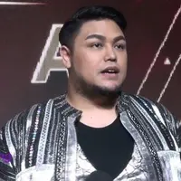 Belakangan ini, Ivan Gunawan menunjukkan perasaan sayangnya kepada Ayu Ting Ting. Tetapi, Ayu masih menganggap Ivan sebagai seorang teman. Dipertanyakan tentang jodoh di tahun 2016, seperti inilah jawaban Ivan.