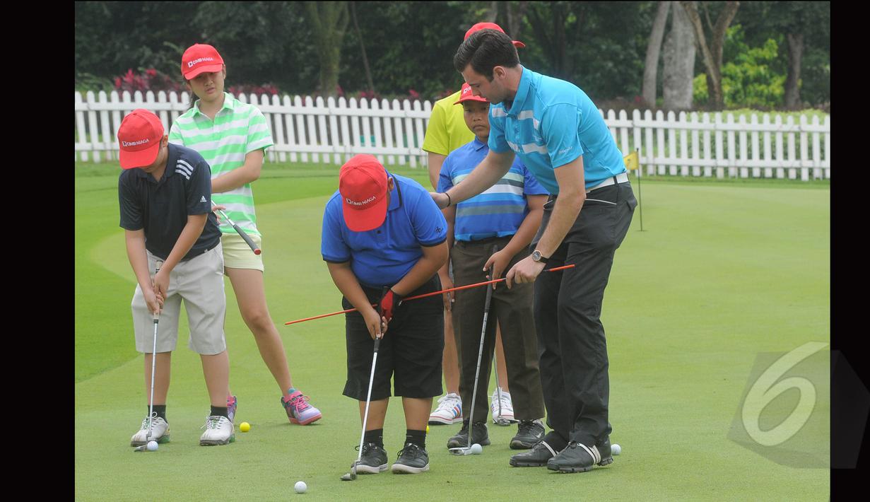 Para pegolf junior mengikuti intruksi pelatih saat ‘coaching clinik’ menyambut CIMB Niaga Indonesia Masters 2015 pada 23 April 2015, Jakarta, Minggu (15/3/2015). (Liputan6.com/Herman Zakharia)