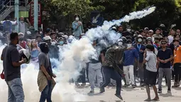 Aksi unjuk rasa berubah menjadi kerusuhan. Sedikitnya 19 orang tewas pada Senin (8/9/2025), ketika polisi membubarkan aksi unjuk rasa di Kathmandu dan wilayah lain di Nepal yang menuntut pemerintah mencabut larangan media sosial dan menindak korupsi. (PRABIN RANABHAT/AFP)