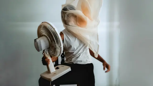 5. Gunakan Kipas Angin atau AC