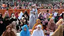 Muslim Filipina berkumpul untuk merayakan Idul Fitri, menandai akhir Ramadhan, di Quirino Grandstand di Manila pada 22 April 2023. (AFP/JAM STA ROSA)