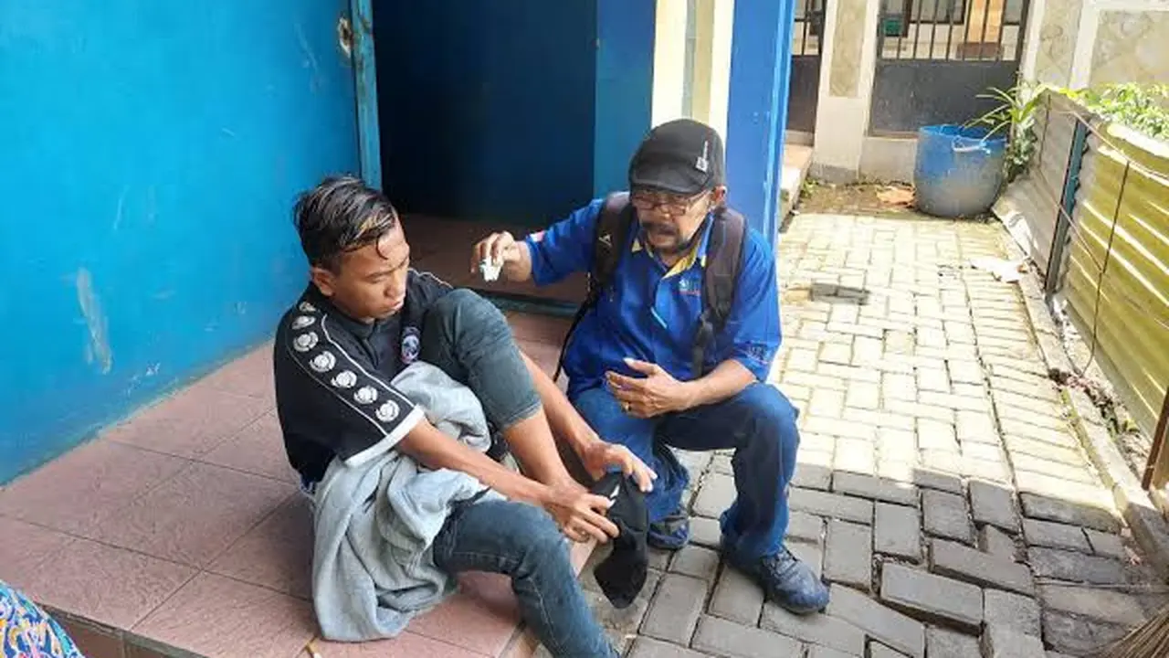 Rusdi diduga depresi akibat tragedi kanjuruhan dan memilih  bertahan di Stadion Kanjuruhan. (Istimewa)
