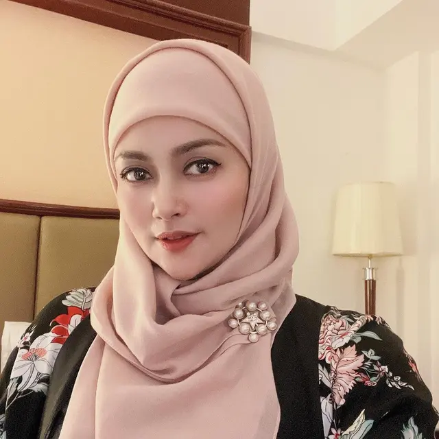 Akui Masih Belajar, Ini 6 Potret Ratu Dewi Imasy 'Dari Jendela SMP' Pakai Hijab