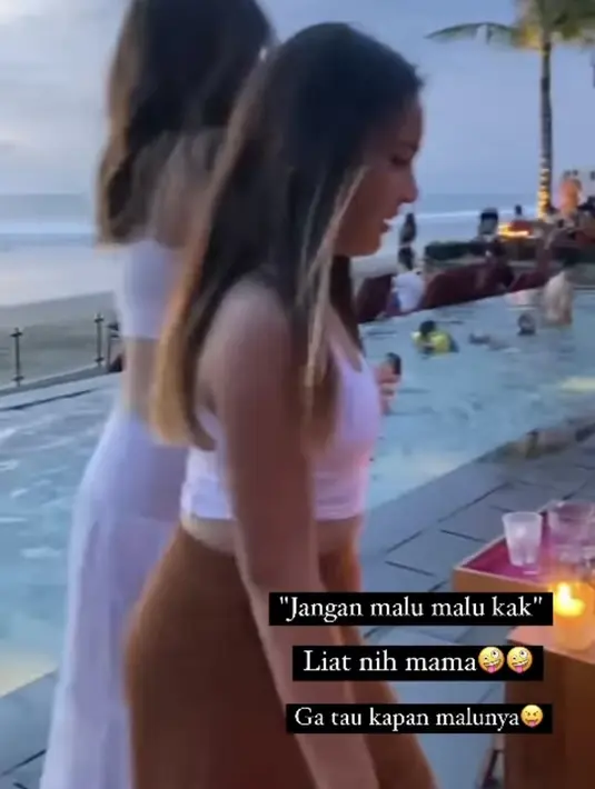 Rambut Mikhayla pun dibiarkan terurai dengan highlight rambut kecokelatan. Credit: Instagram (@ramadhaniabakrie)