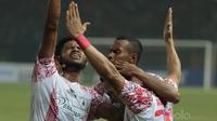 Para pemain Persipura berdoa usai Addison Oliveira mencetak gol ke gawang Persija Jakarta pada lanjutan Liga 1 2017 di Stadion Patriot, Bekasi, Sabtu (08/7/2017). (Bola.com/Nicklas Hanoatubun)