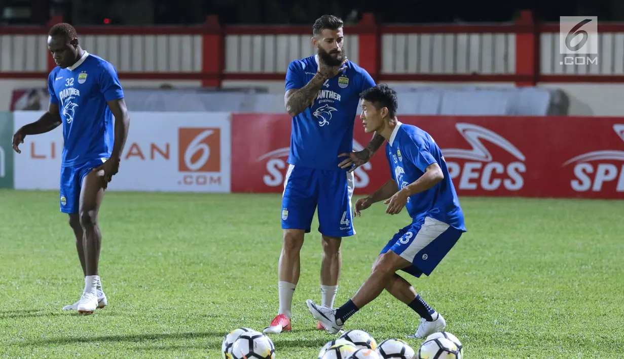 Pemain Persib Bojan Malisic (tengah) dan In Kyun Oh saat latihan jelang lanjutan Go-Jek Liga 1 Indonesia 2018 bersama Bukalapak di Stadion PTIK, Jakarta, Jumat (29/6). Persib akan melakoni laga melawan Persija,(30/6). (Liputan6.com/Helmi Fithriansyah)