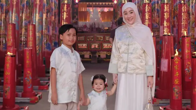 Artis muslim yang rayakan Imlek (Foto: Instagram @larissachou)