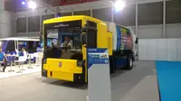 PT Mobil Anak Bangsa pamerkan truk sampah listrik di acara pemeran PEVS 2023. (Liputan6.com/Jordy Rivaldo