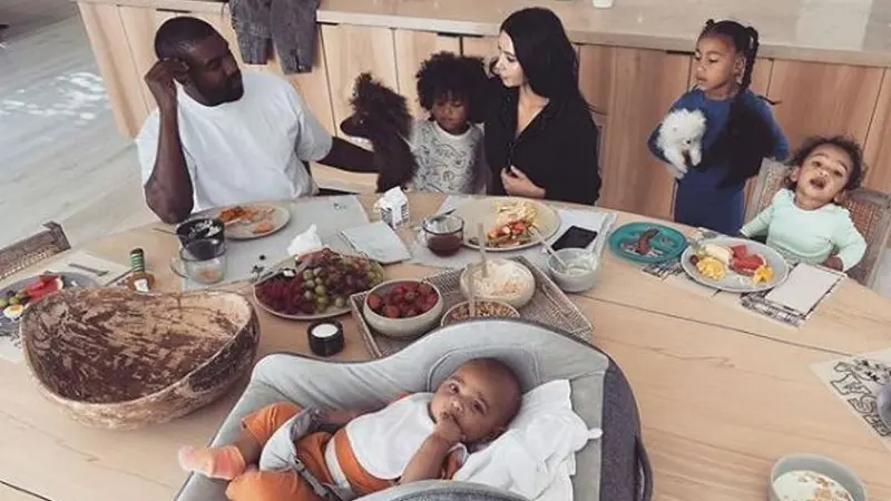 Kim Kardashian-Kanye West di meja makan bersama keempat anak mereka