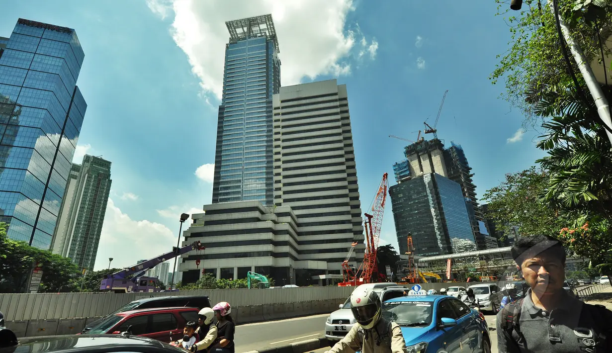 Gedung bertingkat di kawasan Sudirman, Jakarta, (17/3/2015). Dinas Penanggulangan Kebakaran dan Keselamatan Provinsi DKI akan menjalankan verifikasi untuk memastikan kelengkapan proteksi kebakaran di tiap gedung bertingkat. (Liputan6.com/Faizal Fanani)